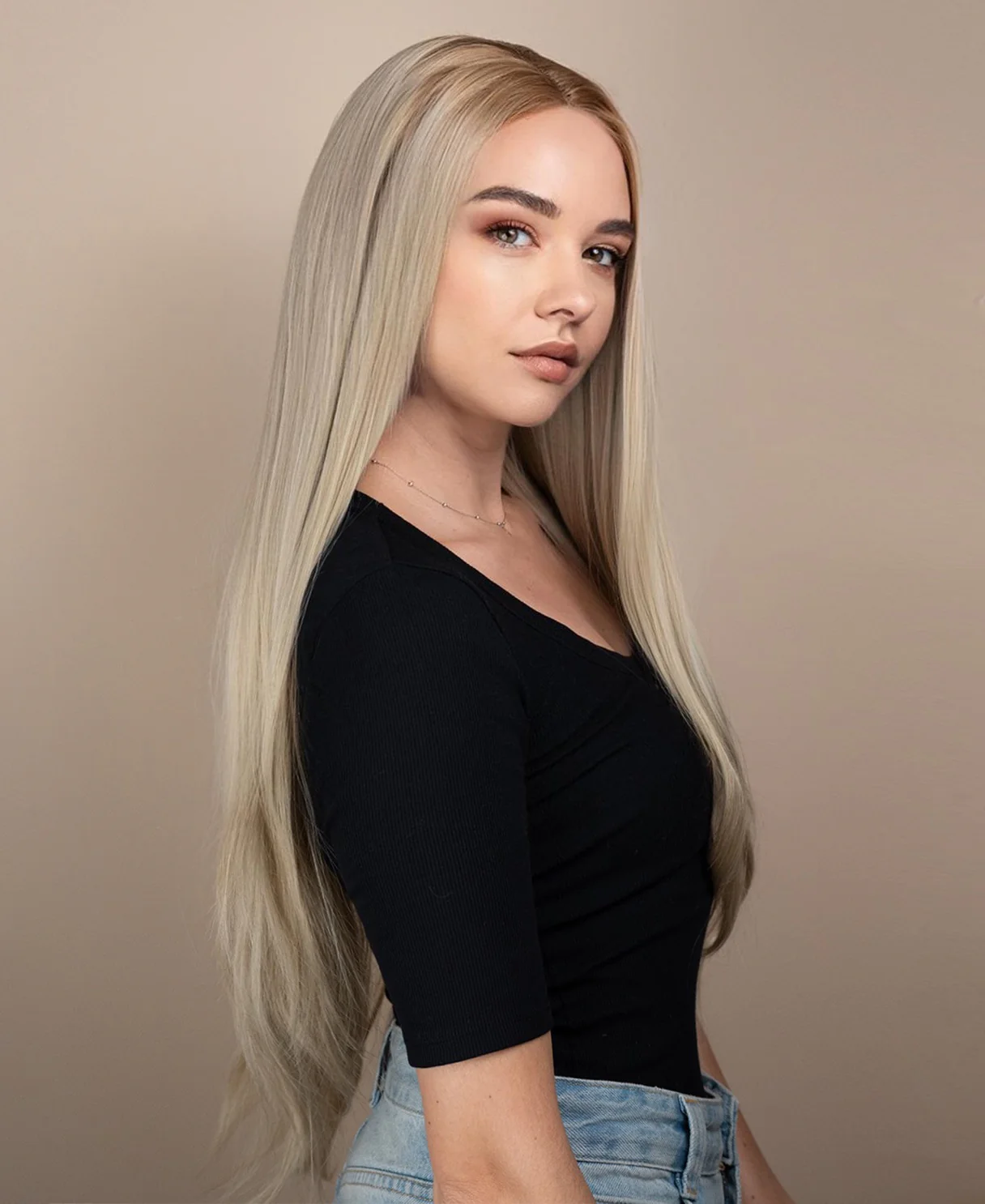 vegan fiber straight wig - 24" rooted blonde. - Image 3