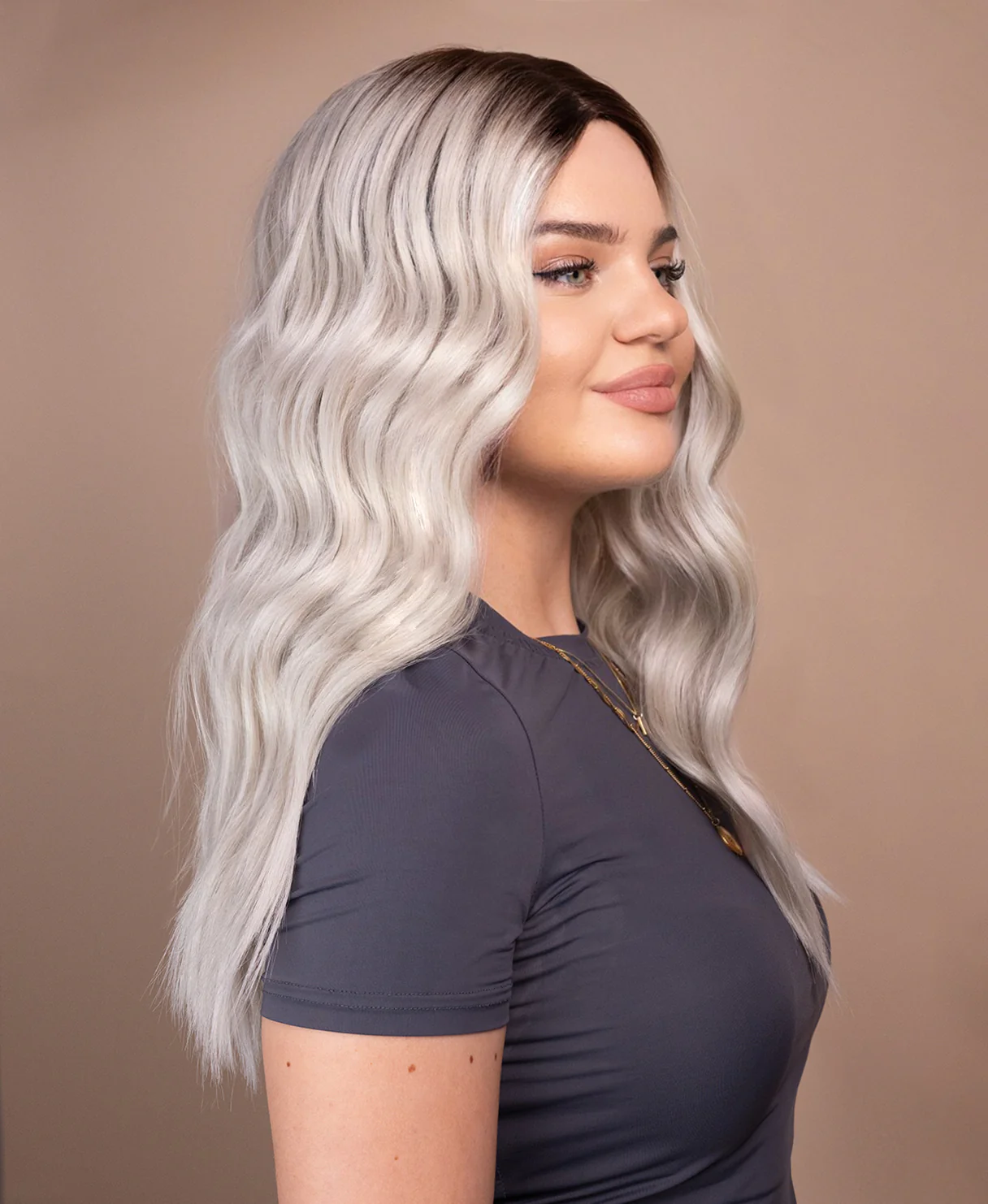 vegan fiber wavy wig - 20" rooted white blonde. - Image 2