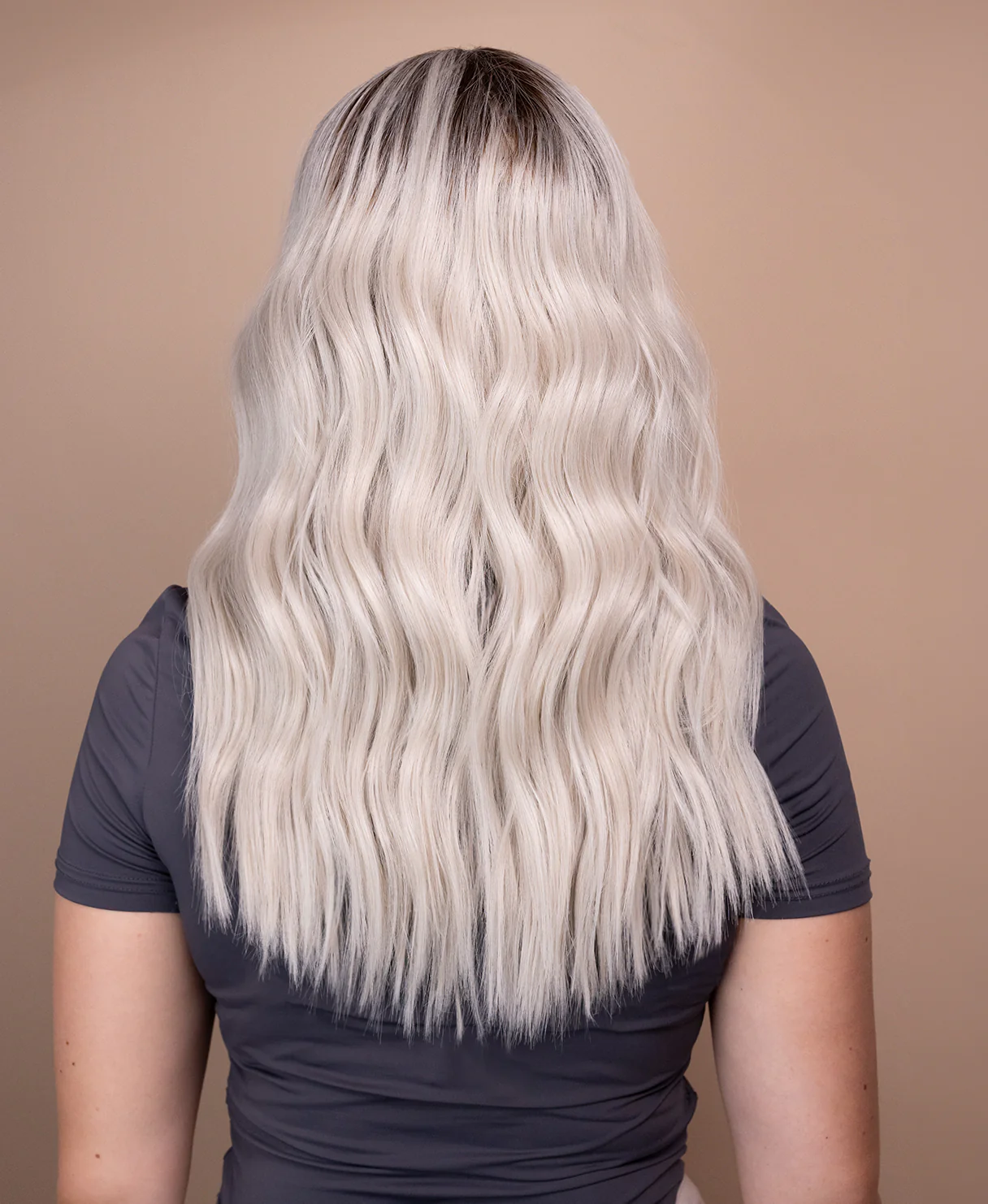 vegan fiber wavy wig - 20" rooted white blonde. - Image 4