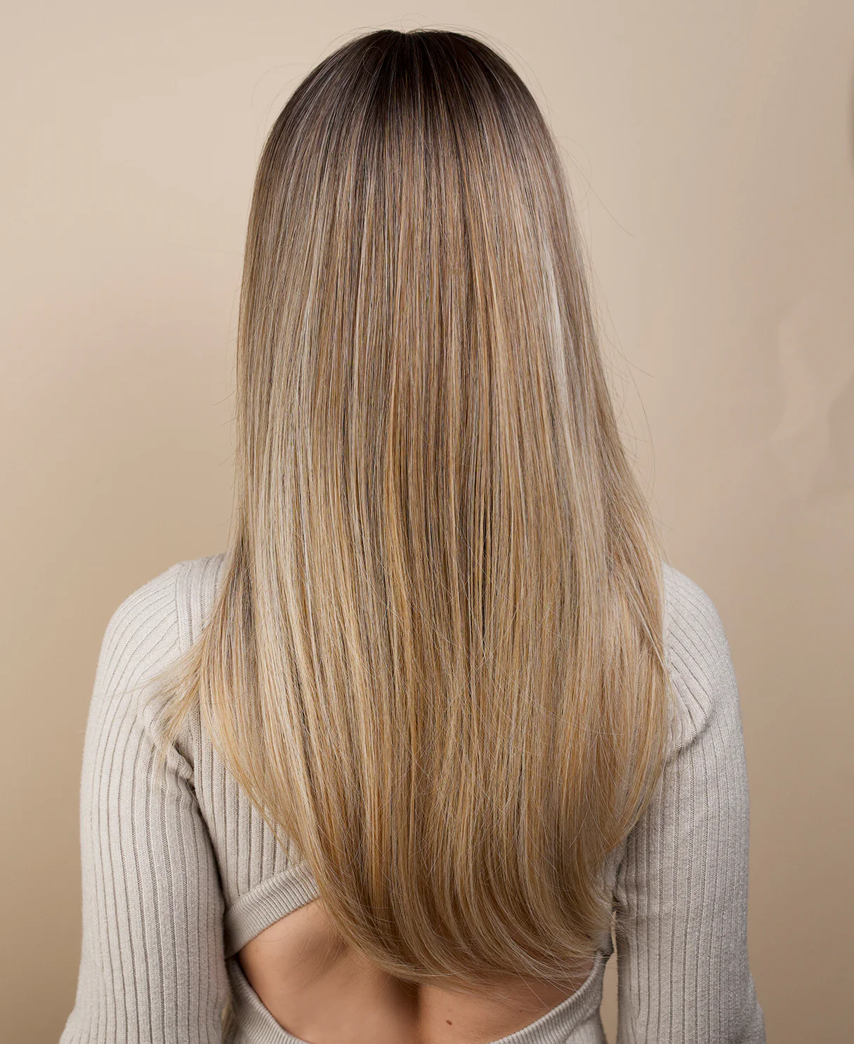 vegan fiber wig - 24" rooted medium blonde with layers. - Image 2