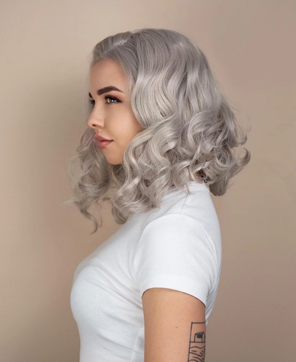 vegan fiber wavy wig - 12" silver blonde. - Image 3