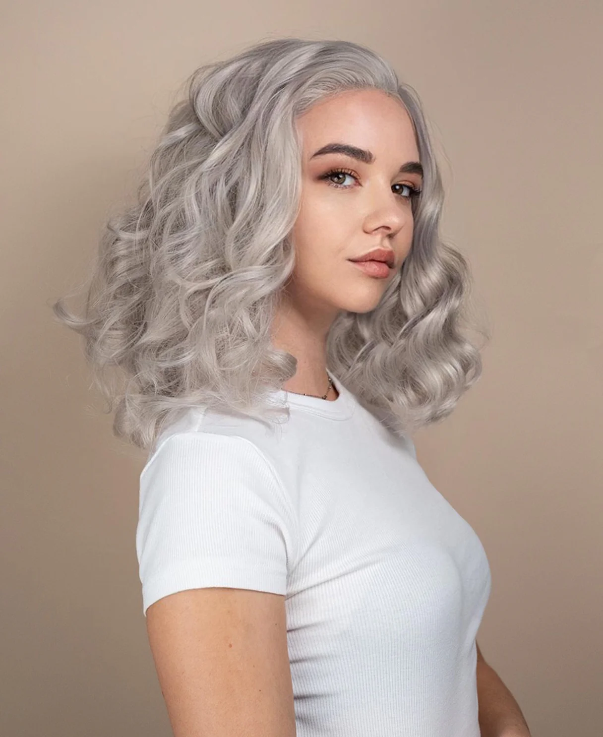 vegan fiber wavy wig - 12" silver blonde. - Image 4